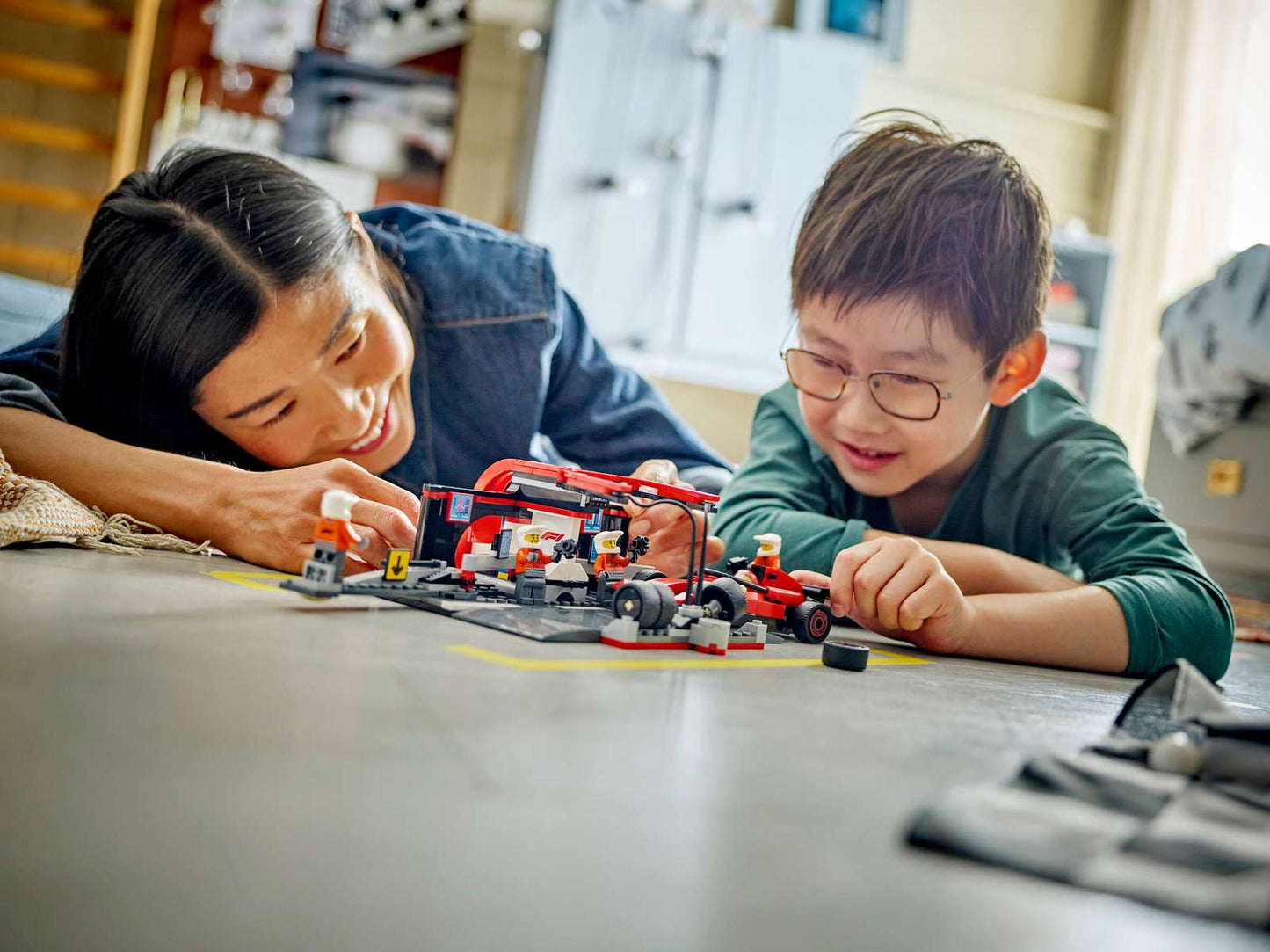 LEGO® F1® Pit Stop & Pit Crew with Ferrari Car